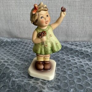 HUMMEL #793 Forever Yours Girl Nosegay Flowers‎ 1994 Club Germany Goebel